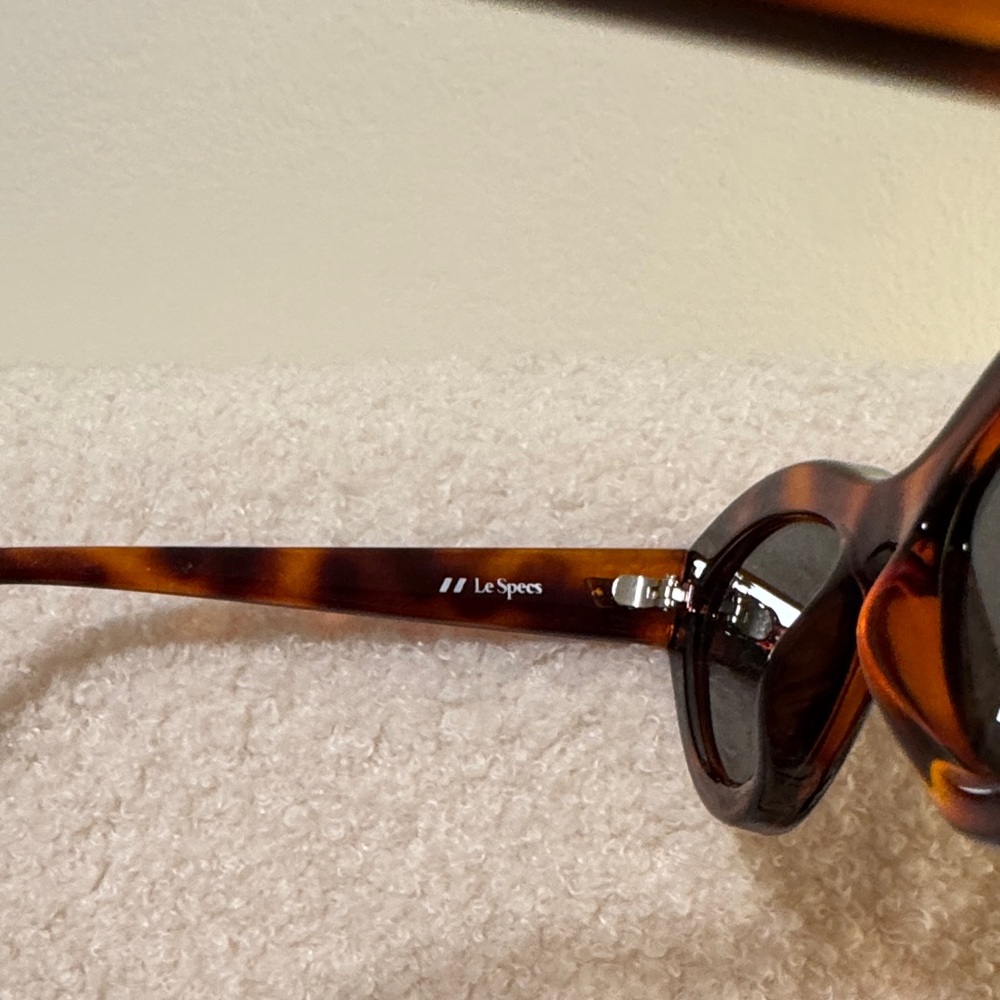 Le Specs ‘Synthcat’ Tortoiseshell Cat Eye Sunglasses w/ Case and Cleaning Cloth - Picture 2 of 7